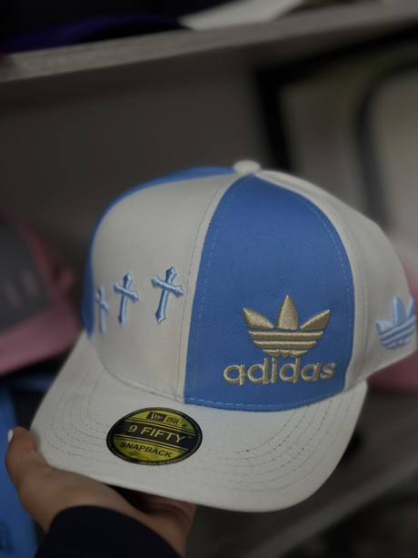 Gorra crema y azul bordado adidas cruces