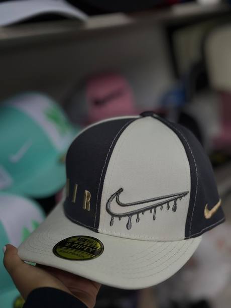 Gorra negra y crema bordado Nike Air dorado