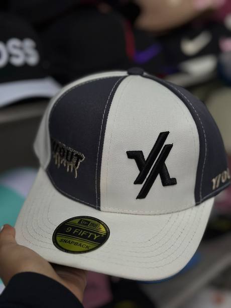Gorra azul y crema bordado Y/X