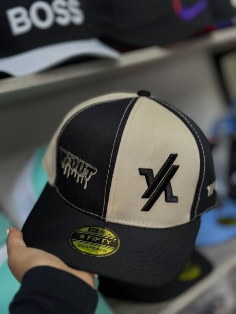 Gorra negra y beige bordado Y/X