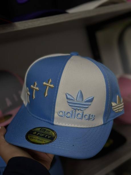 Gorra azul y blanca bordado adidas cruces