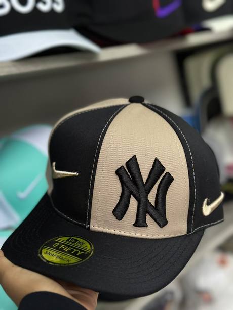 Gorra negra y beige bordado NY con Nike