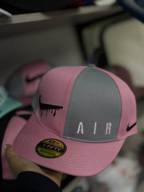 Gorra rosada y gris bordado Nike Air