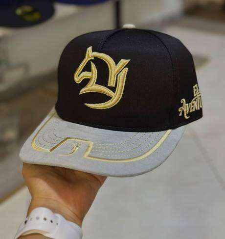 Gorra negra y gris bordado D&Y dorado El Aventurero