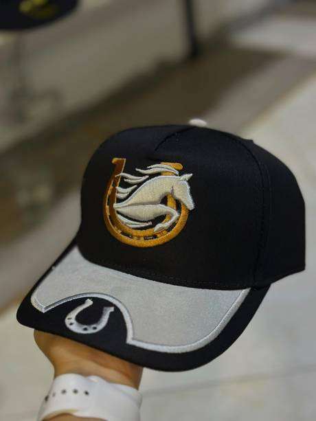 Gorra negra y gris bordado herradura caballo dorado