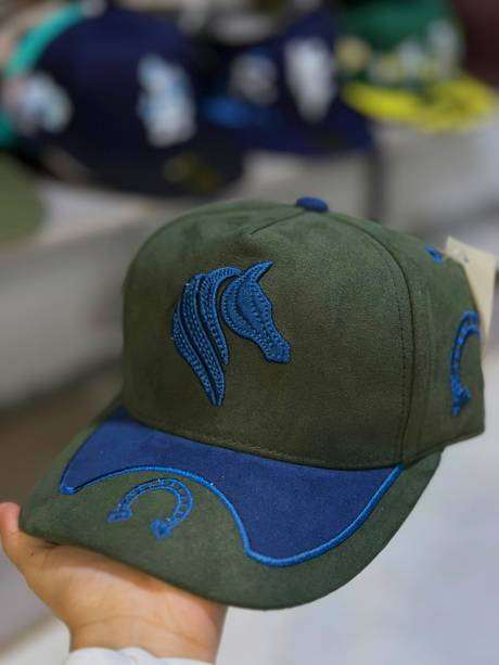 Gorra negra y beige bordado caballo café