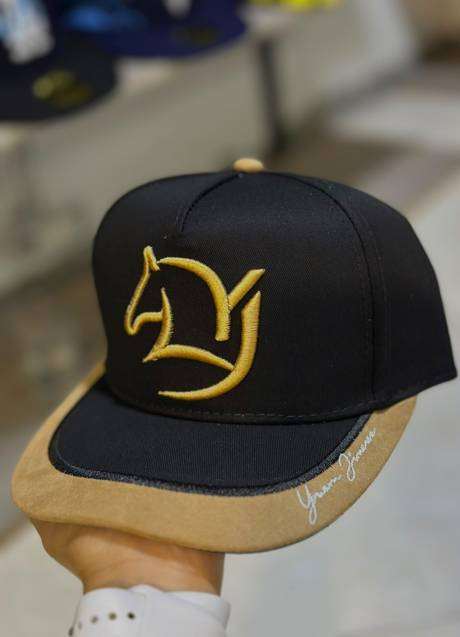 Gorra negra bordado D&Y dorado firma
