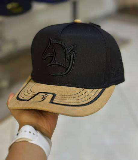 Gorra negra y beige bordado D&Y El Aventurero
