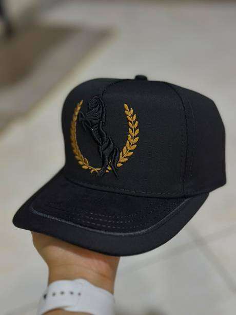 Gorra negra bordado caballo corona laurel dorada