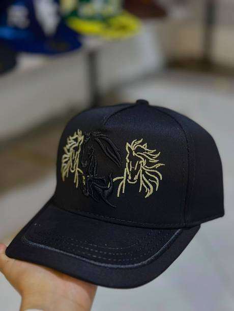 Gorra negra bordado caballos dorado y negro