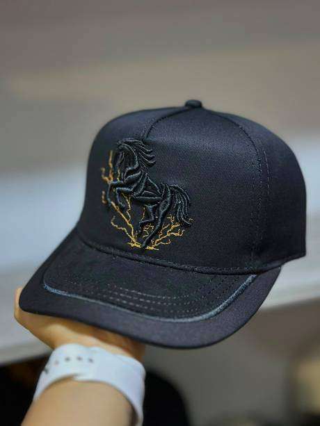Gorra negra bordado caballos saltando dorado