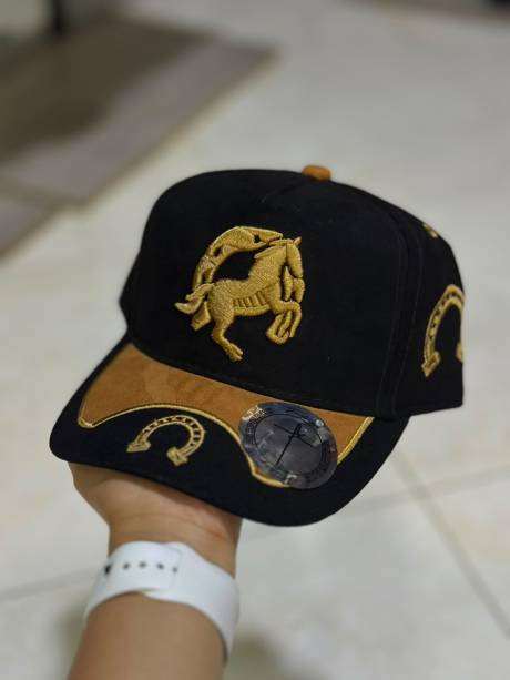 Gorra negra bordado caballo dorado herradura