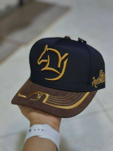 Gorra negra y café bordado D&Y dorado El Aventurero