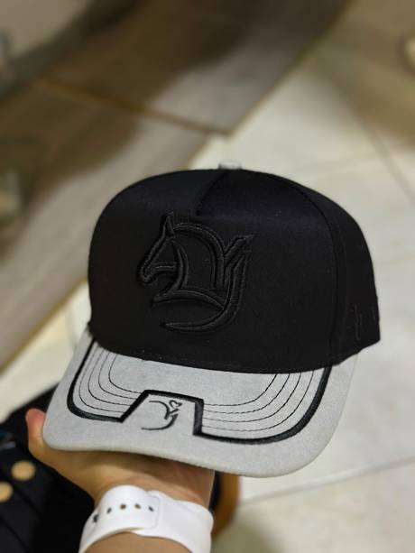 Gorra negra y gris bordado D&Y