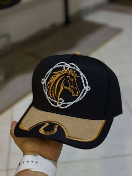 Gorra negra bordado caballo dorado y blanco lazo