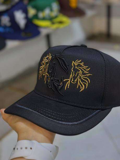 Gorra negra bordado caballos dorado triple