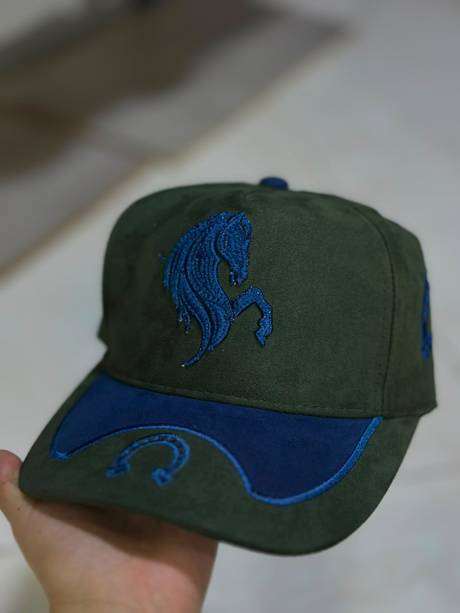 Gorra negra y gris bordado herradura caballo dorado
