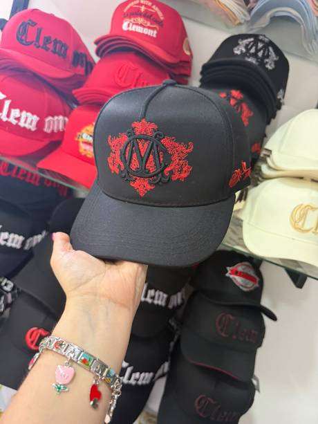 Gorra negra bordado escudo M rojo Clemont