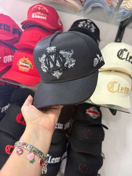 Gorra negra bordado escudo M blanco Clemont