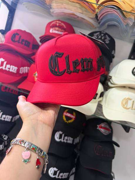 Gorra roja bordado Clem on negro Clemont