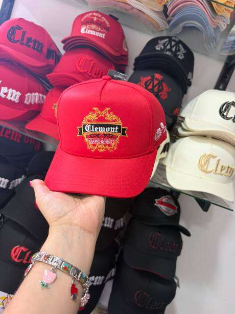 Gorra roja bordado banner Clemont Siamo Infiniti