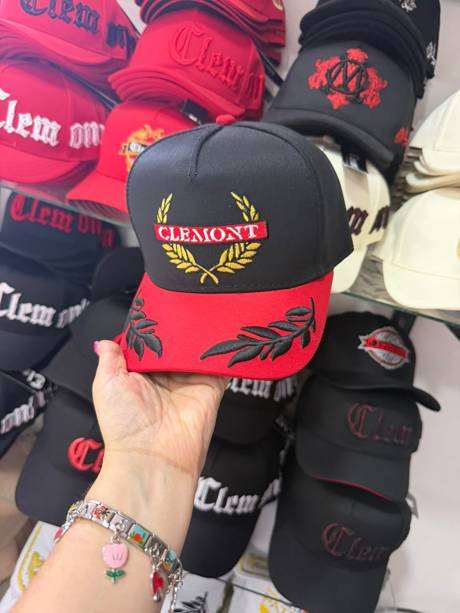 Gorra negra y roja bordado corona de laurel Clemont