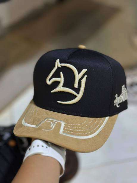 Gorra negra bordado toro dorado
