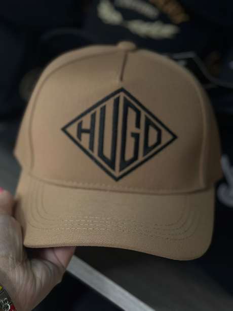 Gorra negra bordado BOSS dorado