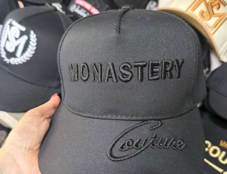 Gorra negra bordado Monastery Couture tono sobre tono