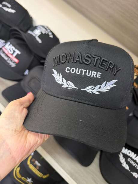 Gorra negra bordado Monastery Couture con hojas blancas