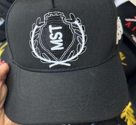 Gorra negra bordado MST escudo hojas blancas