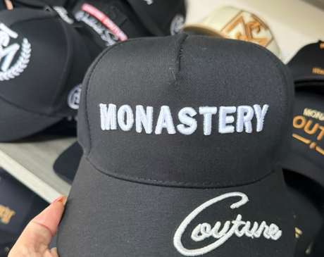 Gorra negra bordado Monastery blanco con hojas