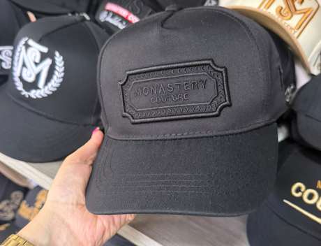 Gorra negra parche Monastery Couture tono sobre tono