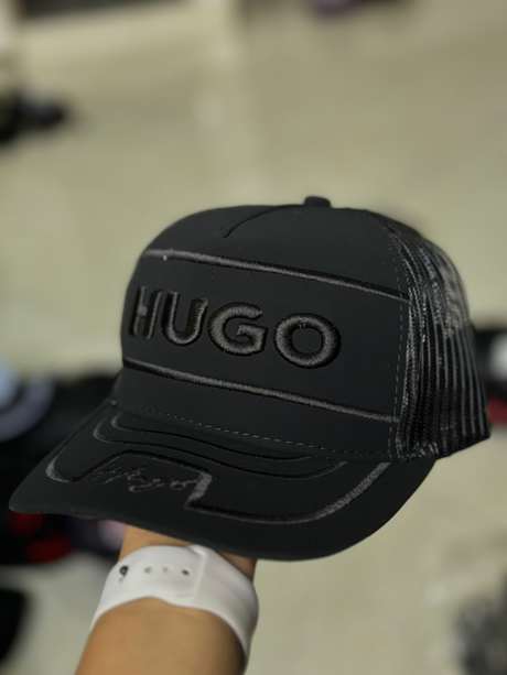Gorra negra bordado HUGO tono sobre tono