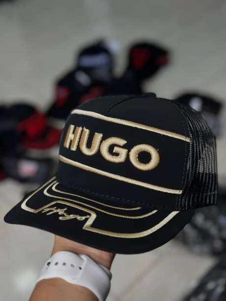 Gorra negra bordado HUGO dorado