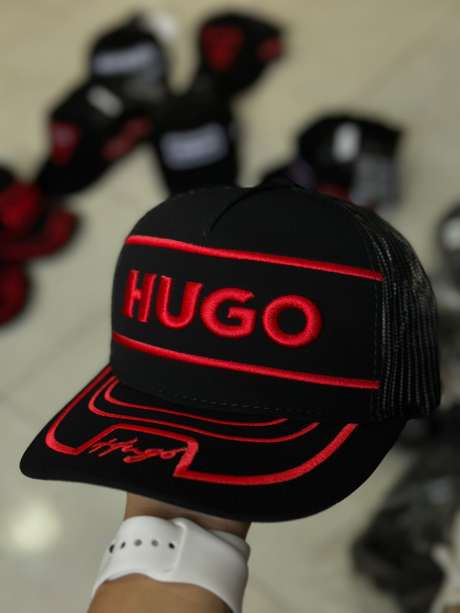 Gorra negra bordado HUGO rojo