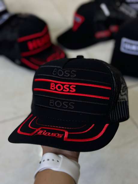 Gorra negra bordado BOSS triple línea rojo