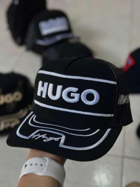 Gorra negra bordado HUGO blanco
