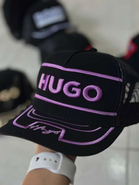 Gorra negra bordado HUGO morado