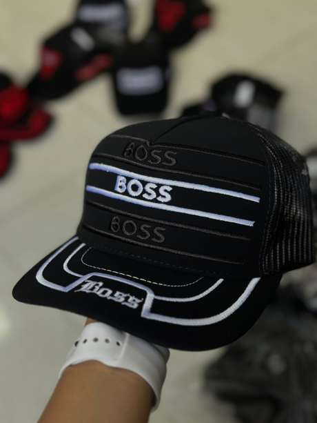 Gorra negra bordado BOSS triple línea blanco y negro