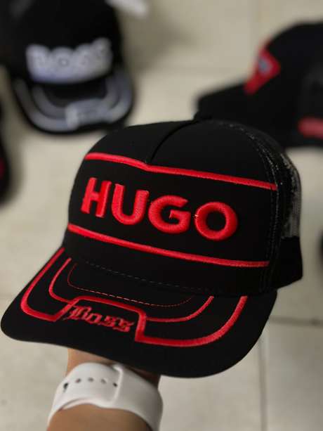 Gorra negra bordado HUGO rojo con BOSS