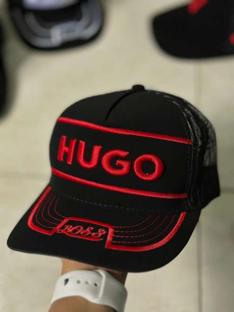 Gorra negra bordado HUGO rojo doble línea
