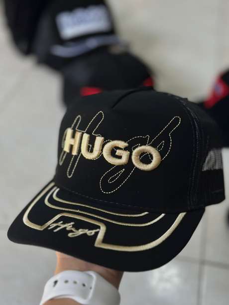 Gorra negra bordado HUGO dorado firma