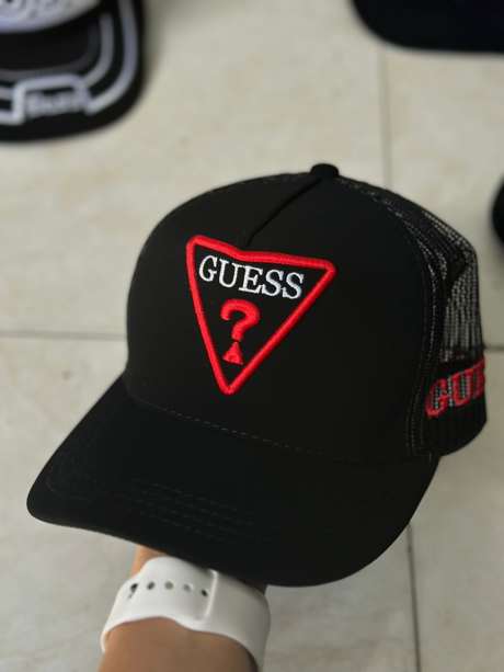Gorra negra parche GUESS triángulo rojo