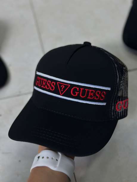 Gorra negra bordado GUESS doble triángulo