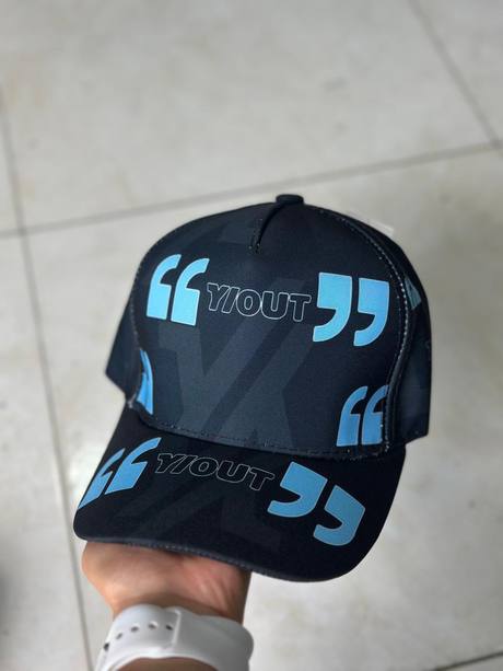 Gorra negra estampada Y/OUT comillas azules