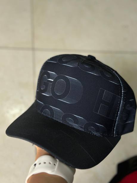 Gorra negra texturizada GUESS círculos