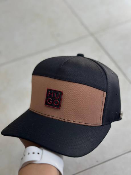 Gorra negra y café parche HUGO rojo