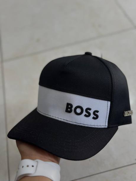 Gorra negra y blanca bordado BOSS diagonal