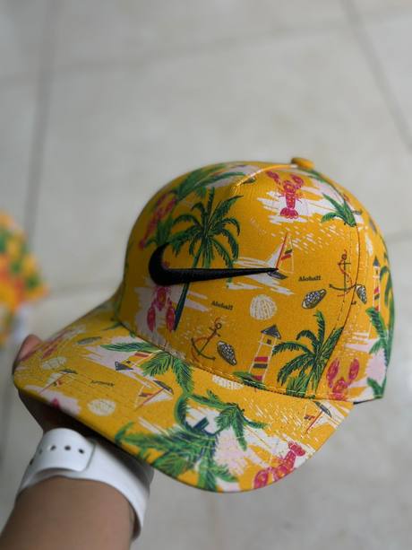 Gorra amarilla estampada Nike tropical